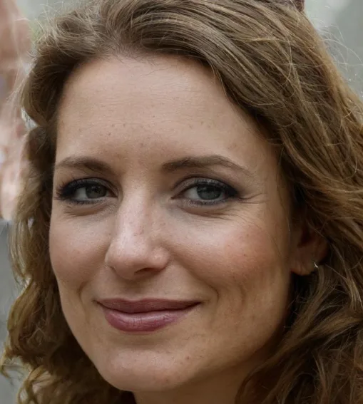 Woman with curly hair outdoors.